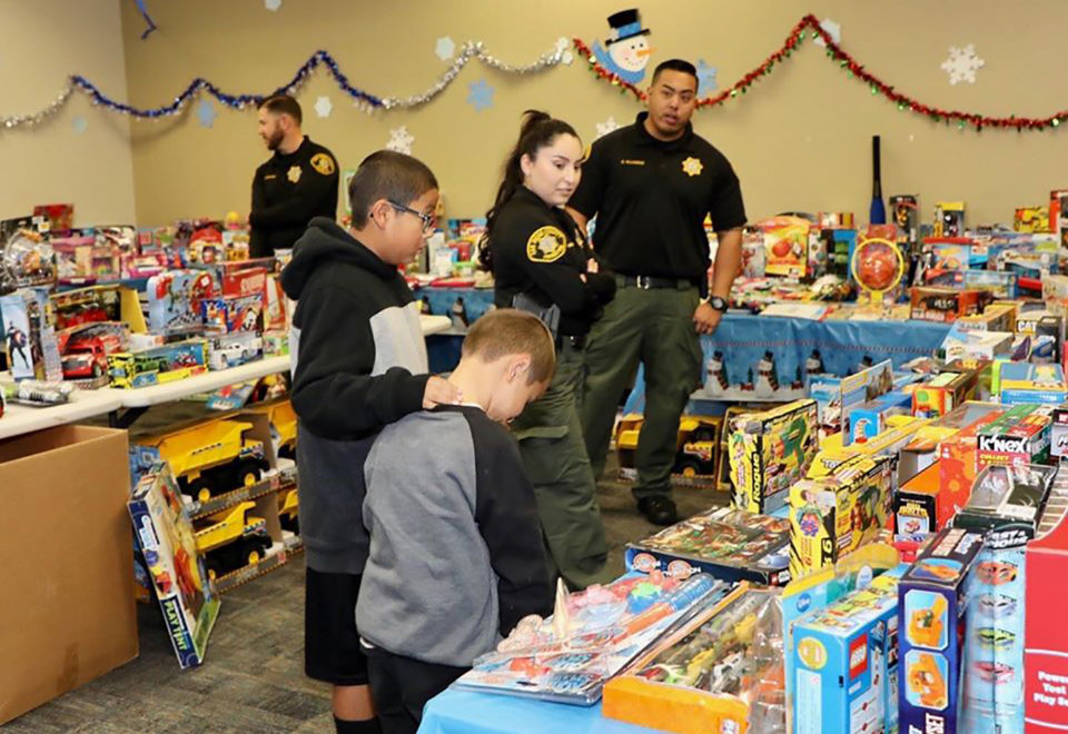 Convocan a donar libros y juguetes - El Latino